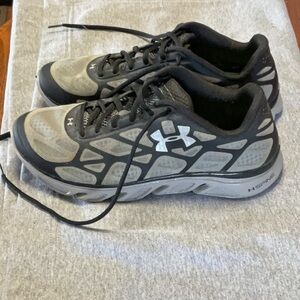 Men’s size 9 Under Armour sneakers